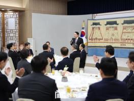  윤석열 대통령, 2023년 국무위원 및 참모들과 함께 떡국 조찬 기사 이미지